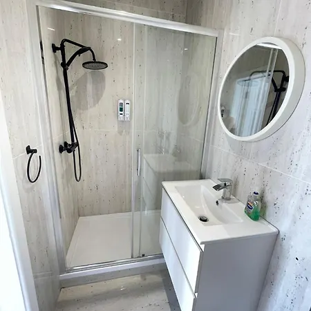 Comfortable Bay Window Stone Private Bathroom Edgware Exterior photo