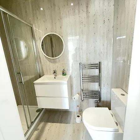 Comfortable Bay Window Stone Private Bathroom Edgware Exterior photo