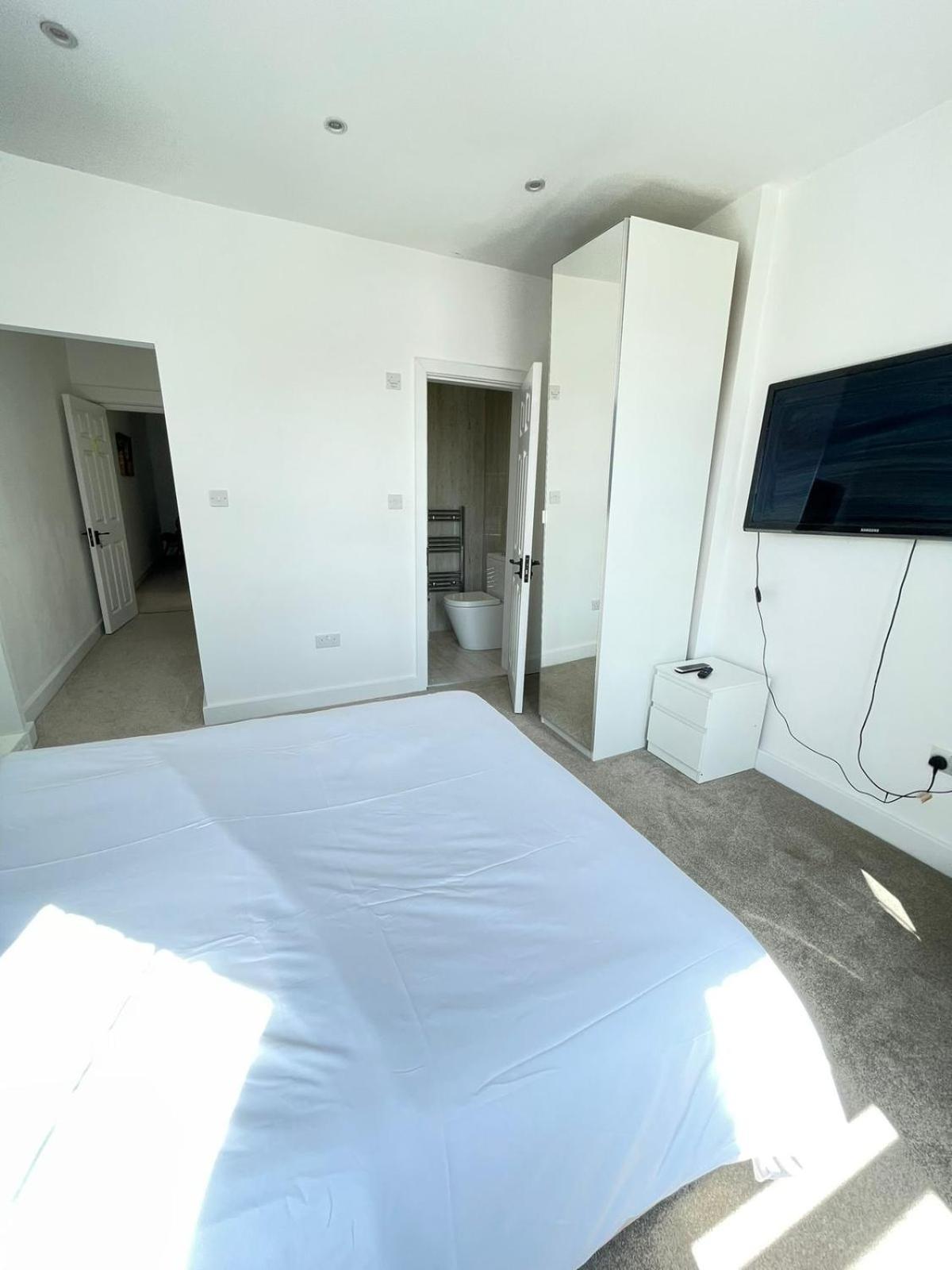 Comfortable Bay Window Stone Private Bathroom Homestay *