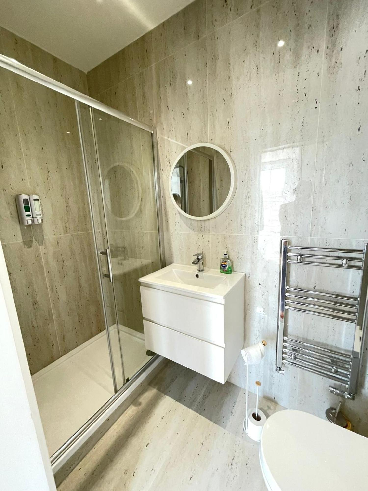 Comfortable Bay Window Stone Private Bathroom Homestay *